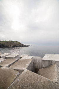 大量的重立方体堆积在西班牙阿斯图里亚斯海岸，形成了防波堤。