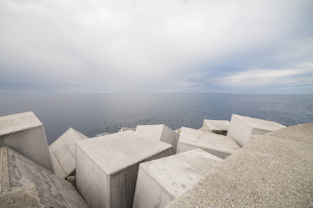 屏障防波堤大量的重立方体堆积在西班牙阿斯图里亚斯海岸,形成了