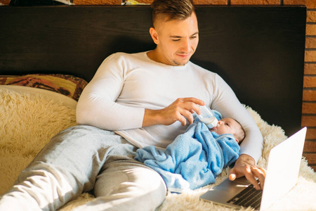 人哺养小婴孩, 当躺在床上和工作在膝上型电脑