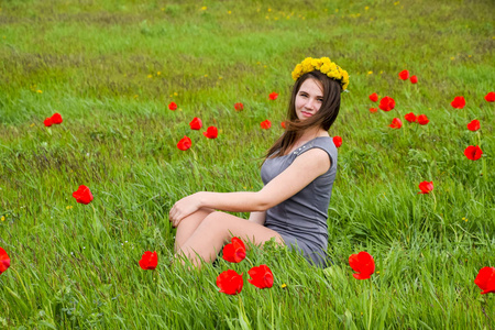 美丽的仙女少女在郁金香花丛中的田野中