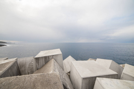 屏障防波堤大量的重立方体堆积在西班牙阿斯图里亚斯海岸,形成了