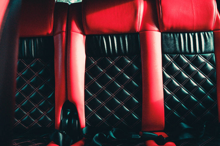 汽车里的黑色红色皮革座椅