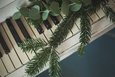 钢琴上的冬季装饰