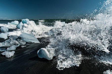 冰岛 Jokulsarlon 附近的黑沙滩上的冰块