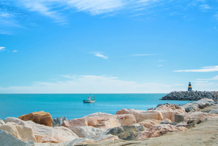 地中海全景海景与一个孤独的捕鱼博