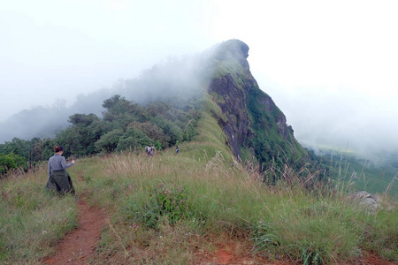 在泰国清迈山顶有雾的杜蒙戎山地徒步旅行路线