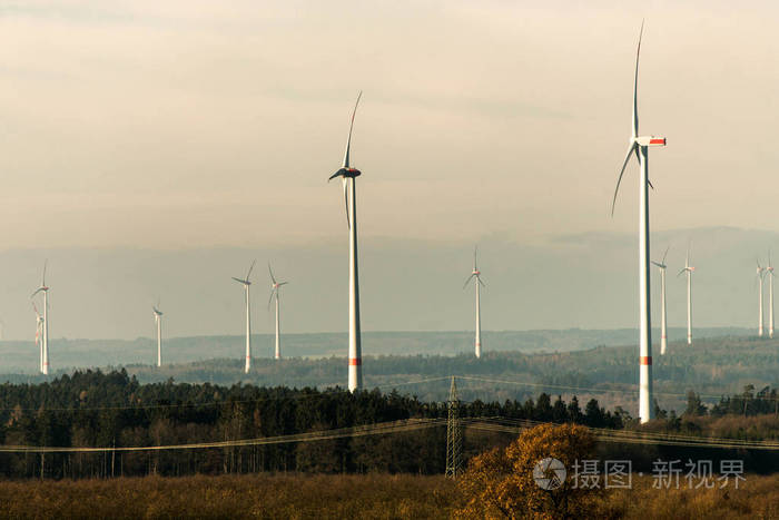 一个全景看法在风农场风景在德国与白色发电器涡轮