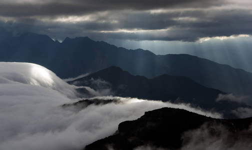 四川西部牛背山云海图片