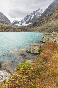 Kuiguk 湖阿尔泰山脉的山峰。秋天风景