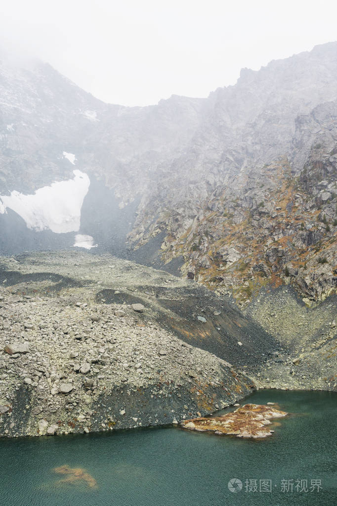 高山湖。阿尔泰景观