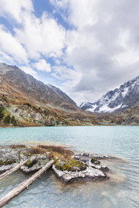 Kuiguk 湖阿尔泰山秋季景观