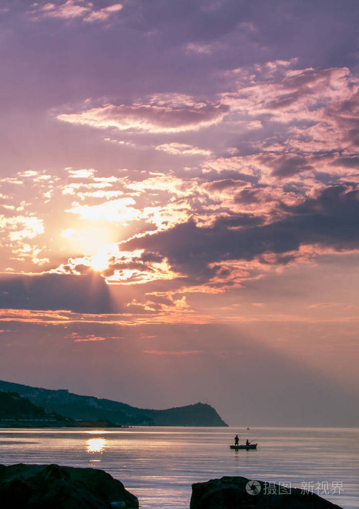 日出在克里米亚海岸黎明时分海上的渔民美丽的夏日日出阿拉普卡