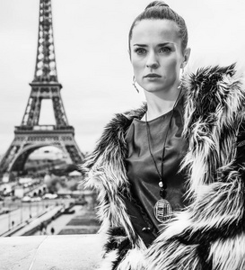 法国巴黎埃菲尔铁塔前的时髦时尚模特儿毛皮外套肖像。