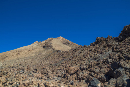 在特内里费的地质岩石。火山口