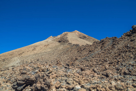 在特内里费的地质岩石。火山口