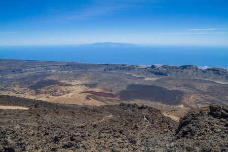 在特内里费的地质岩石。火山口