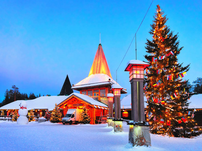 北极圈灯笼在圣诞老人办公室在圣村晚上
