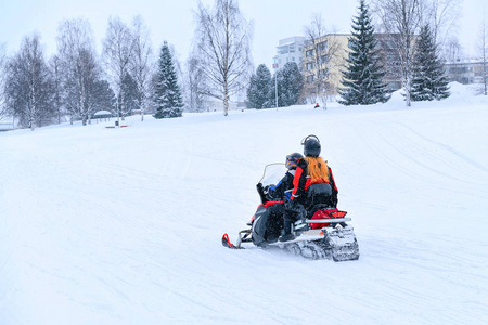 冬天罗瓦涅米在冰冻的雪湖上骑雪橇的人