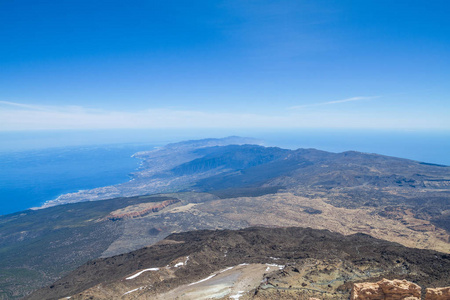 在特内里费的地质岩石。火山口