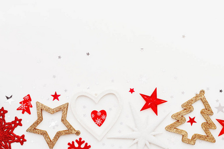 圣诞节和新年背景与闪闪发光的冷杉树, 心脏, 雪花和星五彩纸屑。白色背景的假日符号, 文本位置