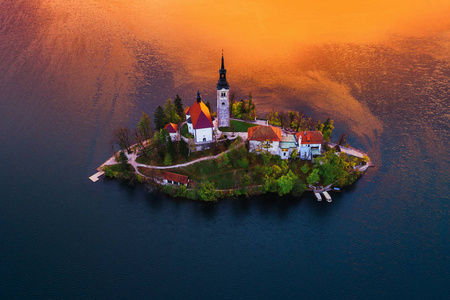教会的假设在斯洛文尼亚的布莱德湖鸟瞰图