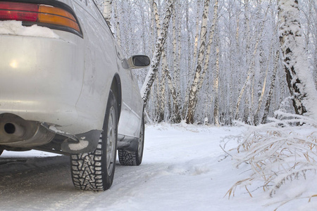 汽车冬季路雪林游