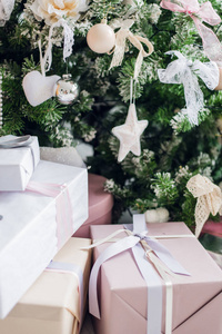 牛皮纸包裹的圣诞礼物或礼物盒
