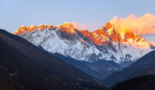 在喜马拉雅山, 尼泊尔, 徒步旅行的足迹导致珠峰大本营