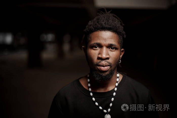 穿着黑色衣服的非洲裔美国人穿辫子和胡子