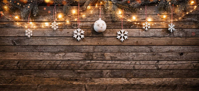 圣诞背景与木制装饰和聚光灯