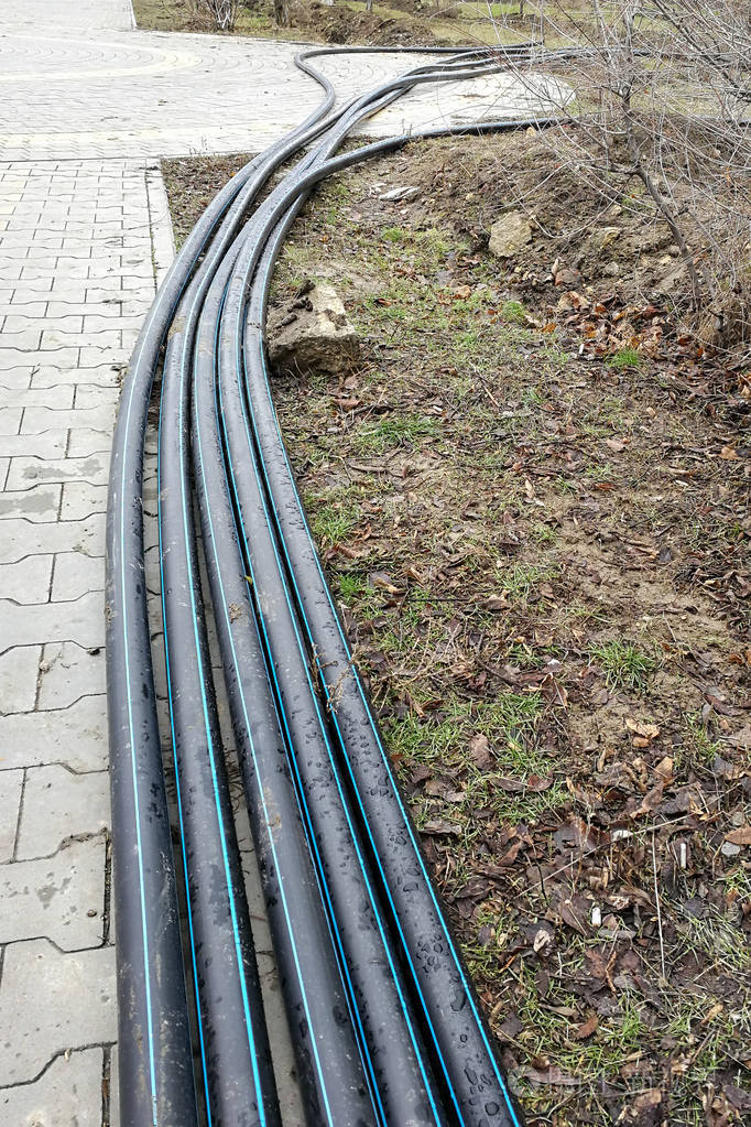 灌溉系统,土地市政工程在地下沟渠中铺设管道喷灌系统