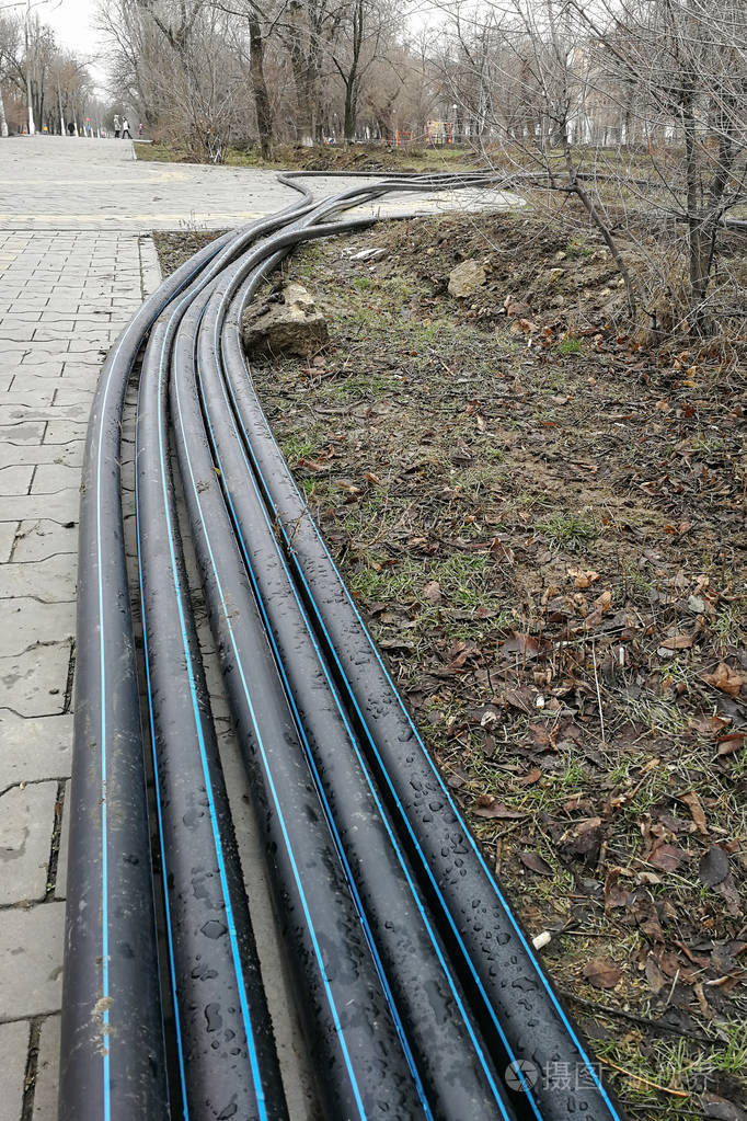 深秋公园地下灌溉系统,灌溉系统,土地市政工程在地下沟渠中铺设管道