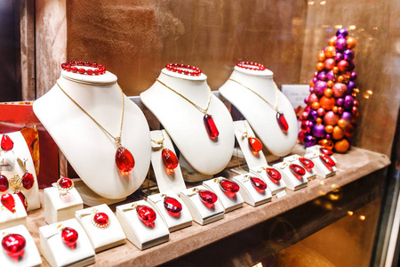 红色石榴石和珍珠项链和手镯在陈列在珠宝商店