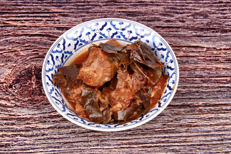 咖喱猪肉与 Chamuang 藤黄 cowa 叶子, 当地泰国食物