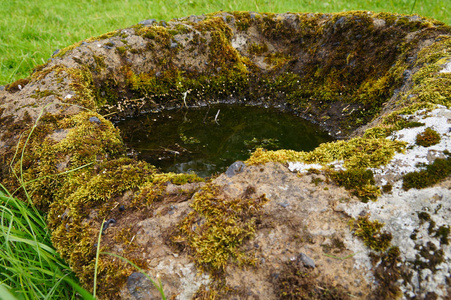 索尔斯泰恩英欧尔松的 termpering 石是在冰岛 Hofskirkja 教堂外的一个水盆