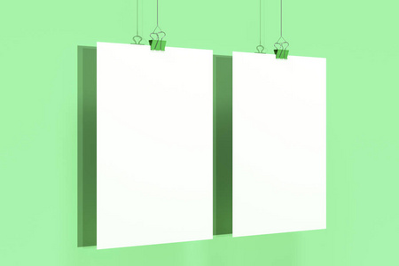 两个空白的白色海报与活页夹样机在绿色 backgro