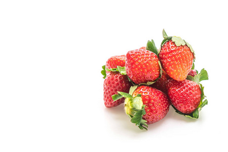 在白色背景上的新鲜草莓