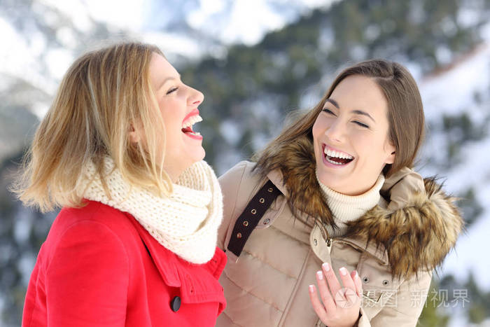 两个朋友在寒假里大笑