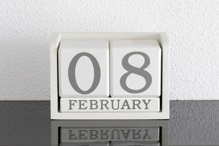 白色方块式日历当前日期8和月2月