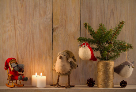 圣诞作文。 温馨的家。 老式天然木制背景上的圣诞装饰。 肉桂棒饼干和玩具在架子上。 文本空间