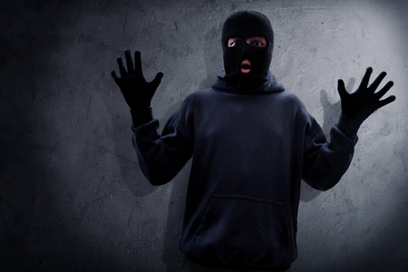 蒙面小偷在晚上被抓住了照片