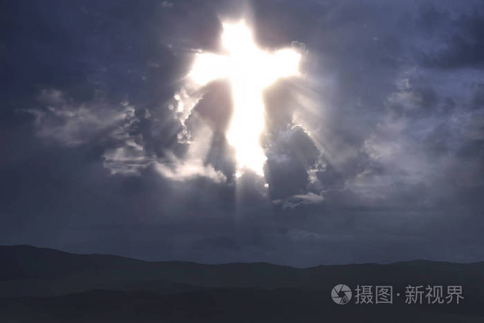 来自基督教十字架的光线照射天空