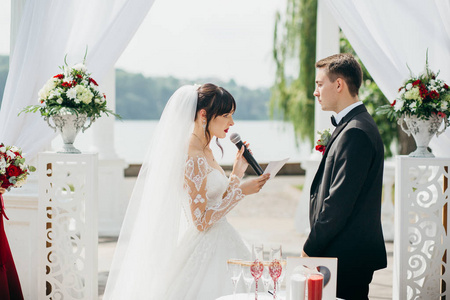 婚礼上的漂亮夫妇