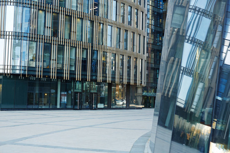 现代化的玻璃办公楼入口繁忙的市中心倒映在外墙上