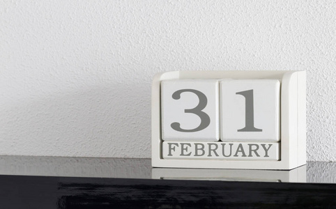 白色方块式日历当前日期31和月 2月额外