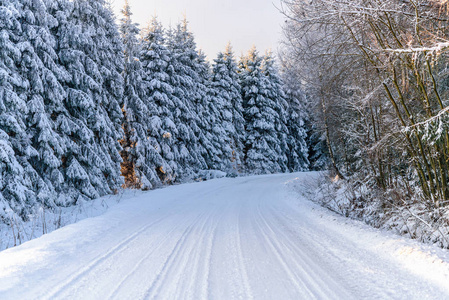 在山上的雪路