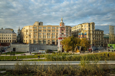 查看莫斯科瓦尔卡街扎里亚迪公园