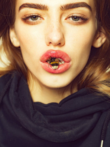 蜜蜂在红红的嘴唇上的女孩图片