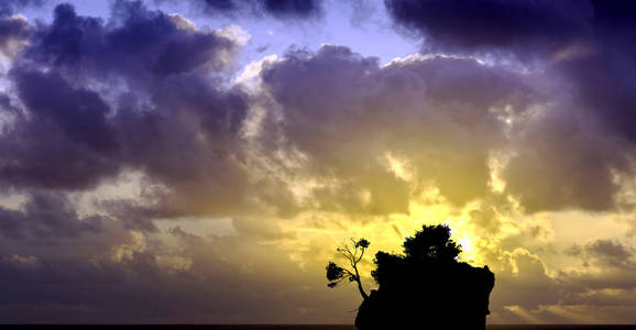 在亚得里亚海上戏剧性的日出与卡门布拉小著名的岛屿在布雷拉马卡斯卡里维埃拉克罗地亚