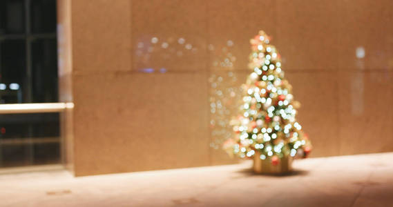 夜晚圣诞树装饰的模糊景象